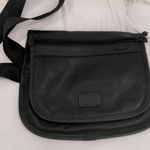 Tumi Crossbody Leather bag - Picture 1 of 7